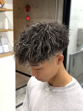 イーラ(era) ホワイトメッシュ縦落ちツイストスパイラルパーマ