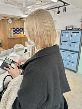 ヒビヲ(HIBIO) ショートボブ切りっぱなしボブタッセルボブミルクティーベージュ