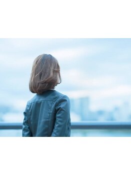 定番のダークカラーはもちろん、ハイライトによる白髪ぼかしでダメージレスなスタイルをご提案！