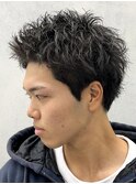 癖毛でも簡単にセットできるスパイキーショート
