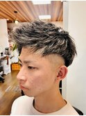 アップバング短髪スパイキーショートフェードホワイトメッシュ