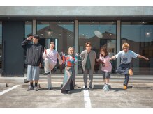プラスヘアー(plus HAIR)の雰囲気（スタッフの集合写真）