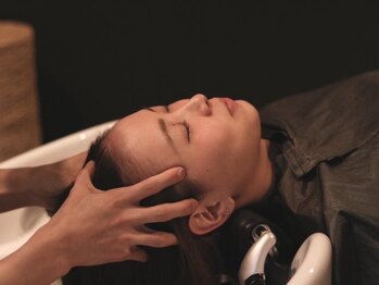 フォーティエイティ(40-80)の写真/大切な髪を頭皮からケアしてくれるヘッドスパをご用意。髪の芯から毛先まで潤いのある美髪へ―。