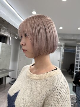 サンク 原宿 表参道(cinq) ケアブリーチピンクベージュ切りっぱなしボブ顔周りレイヤー
