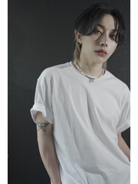 シン(syn) ミディアムウルフ センターパート