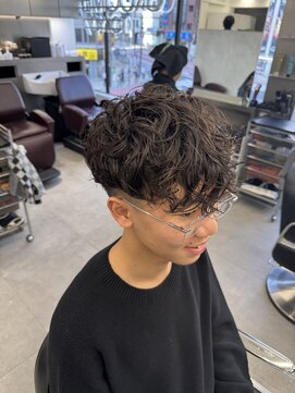 グルーマーズトウキョウ(GROOMER/S TOKYO) 神保町スペインカールブルーブラック刈り上げ韓国マッシュ