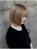 ホワイトブロンド/外ハネボブ/美髪/ワイドバング/ブルーブラック