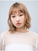 やわらかいハイトーンカラーに顔まわりレイヤーボブ