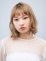 やわらかいハイトーンカラーに顔まわりレイヤーボブ