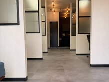 オルト バイ アクロス(ALT.by across)の雰囲気(シックな雰囲気の店内)