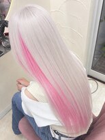 アン(Hair make un)&nbsp;ホワイト×ビビットピンク/ブリーチ/ダブルカラー/大宮