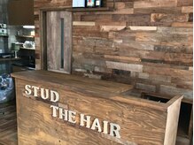 スタッド ザ ヘアー(STUD THE HAIR)の雰囲気（木のぬくもりを感じられる店内）