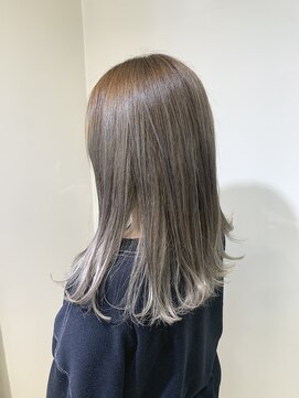 アズール 草加(azule) 大人ワンカール ブリーチでつくるシルバーベージュ