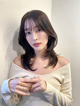 シー(SEA) "韓国ヘア"ミディアムくびれレイヤーカット