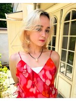 アデ オモテサンドウ(ade omotesando)&nbsp;ハイトーンカラーとレイヤーで作る海外風レイヤーボブ