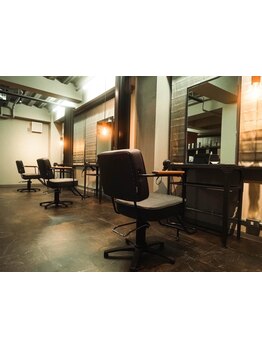 顔のパーツ、髪質、理想の男性像など丁寧にヒアリング◎貴方だけのパーマスタイルが見つかるサロン。