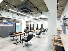 ファースト 吉祥寺(FIRST KICHIJOJI)の雰囲気（ドアを開けると広々とした空間のサロンエリアでゆったり施術）