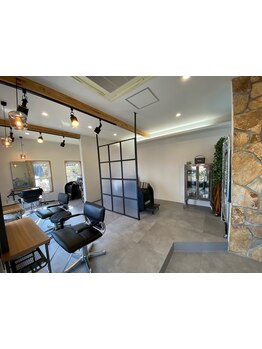 １人のスタイリストが全てマンツーマンで担当いたします！周りを気にせず髪のお悩みを相談しやすい◎