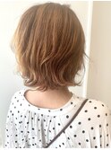 パーマスタイル。大人かわいい、ラフな毛先の外ハネパーマ。