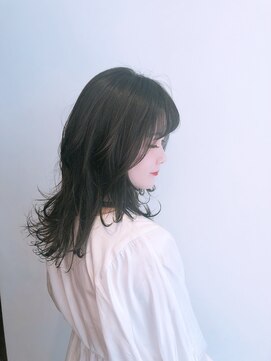 レナークイスト(LENAHC ist) 外ハネでナチュラルに仕上げるツヤサラミディ