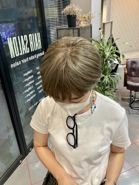 ダニーコウベ(Danny kobe) グレージュカラー