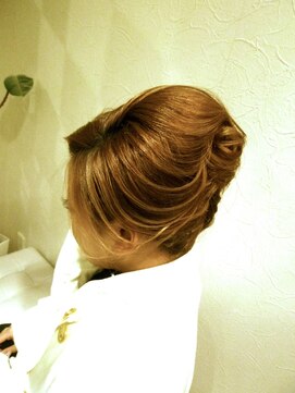 ヘアセットサロンエッジ(Edge) 夜会巻き（スジ盛り）