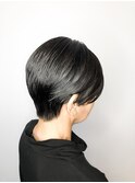 白髪染めをしない自然なグレーヘア×骨格補正ショート