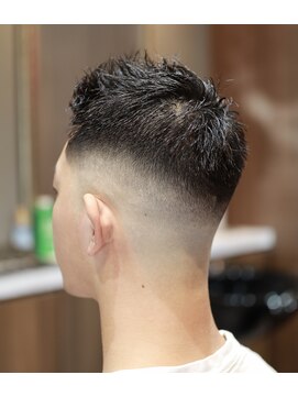 バーバーショップ スバル(BARBERSHOP SUBARU) ＜理容室＞＜バーバー＞アップバングショートスキンフェード