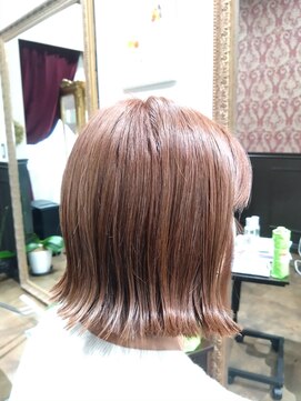 ミュズィー ドゥ ヘア(Musee du hair) 白髪ぼかしピンクベージュに大人気の切りっぱなしボブ