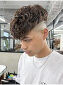 スペインカールホワイトメッシュフェードメンズ髪型短髪