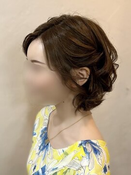 エム 神戸三宮('em) 耳掛け風ダウン