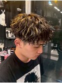 2239黒髪金メッシュ渋谷波巻きツイストスパイラルサーフフェザー