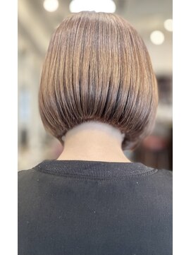 グレージュベージュ前下がり丸みショートボブ/ハイライト/カラー