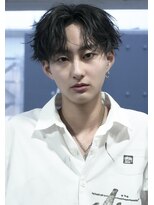 ピア ヤクイン(Pia Yakuin) シャドウフェザーパーマ×センターパートマッシュ