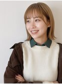 ハイトーンくすみベージュ×切りっぱなしボブ