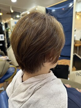 アミ美容室の写真/頻繁に染めるからこそ、頭皮と髪への優しさを重視。艶と透明感を与える上品な大人カラーをご提案