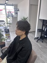 リイ(Lii)&nbsp;メンズ　ミディアム　センターパート　ウルフ　波巻き　パーマ