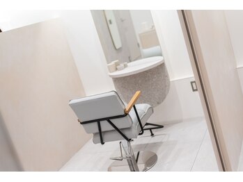 アラナ 平尾(alana)の写真/騒がしいサロンが苦手な方へ。静かな半個室で、髪と向き合う時間を。大人女性のための美髪サロン！［平尾］