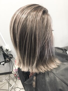 オリ(‘Oli) バレイヤージュ_プラチナベージュ
