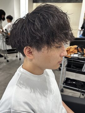 ヒュイル バイ ニアウ(Hwyl by Niau) メンズマッシュパーマニュアンスパーマスパイラルパーマ刈り上げ