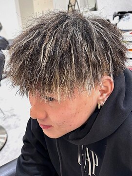 ダズルヘアーブラスト(DAZZLE hair BLAST) パイルツイストホワイトハイライトツイストパーマ眉毛ブリーチ