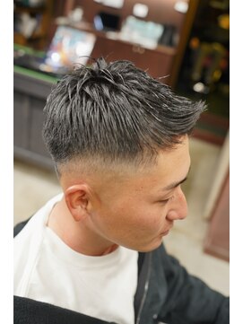 フォーコーナーズカットショップスリーセント 栄(FourCornersCutShop 3/cent) フェードショート