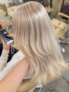 プネル 渋谷(PUNEL) 【ハイトーン】プラチナブロンド×ツヤ髪ミディアム[YURI]