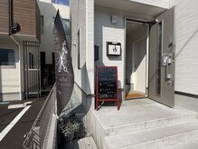 エクラ(eclat)の雰囲気（白い建物の2階、eclatのロゴが目印◎ ［白髪染め/ヘッドスパ］）