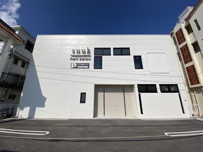 専用駐車場と店舗入口は、建物右にある坂を下ってお入りください