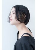 さりげないインナーカラーのシンプルボブ。