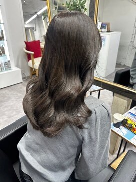 リア(riah) 韓国レイヤー/艶髪グレージュ/透明感カラー/立体感ウェーブ