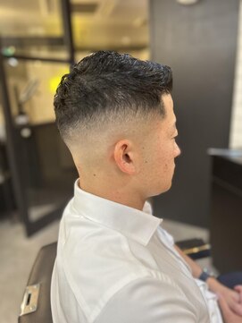 フランクスバーバーリザーブ 人形町店(FRANK’S BARBER RESERVE) ミドルスキンフェード癖毛風ハンサムショートH