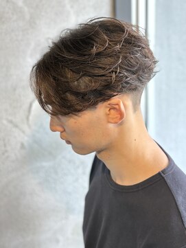 ニアウ 高崎店(Niau) メンズセンターパートニュアンスフェザーパーマ群馬高崎眉毛