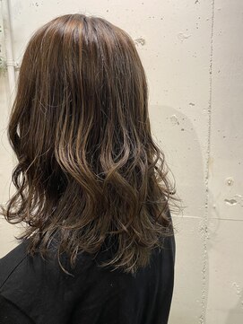 エル(EL by green) 《tomi》ミディアムレイヤー×ハイライト×ナチュラルグレージュ